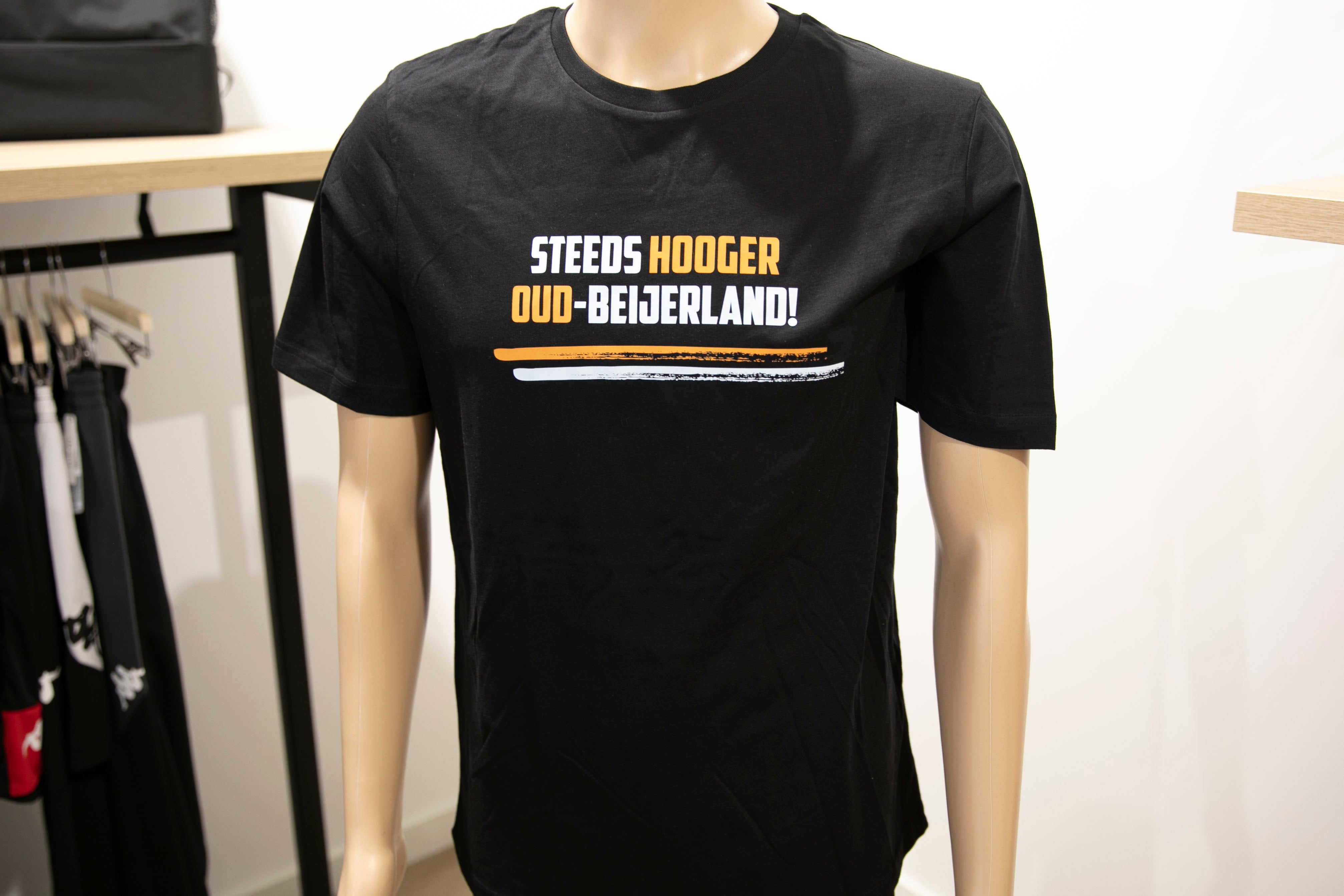 v.v. SHO T-Shirt Steeds Hooger Zwart